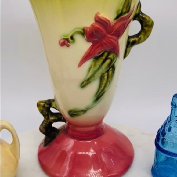 Vintage HULL Vase - Picture 2 of 3